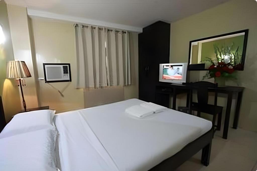 Sampaguita Suites Plaza Garcia Cebu Bagian luar foto